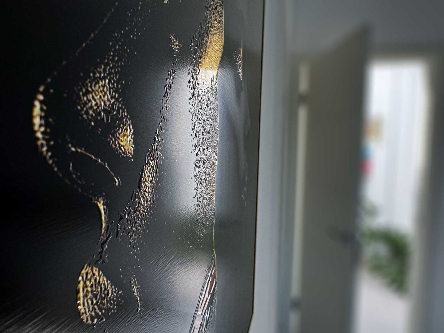 Two Sides - Aluminium + Varnish