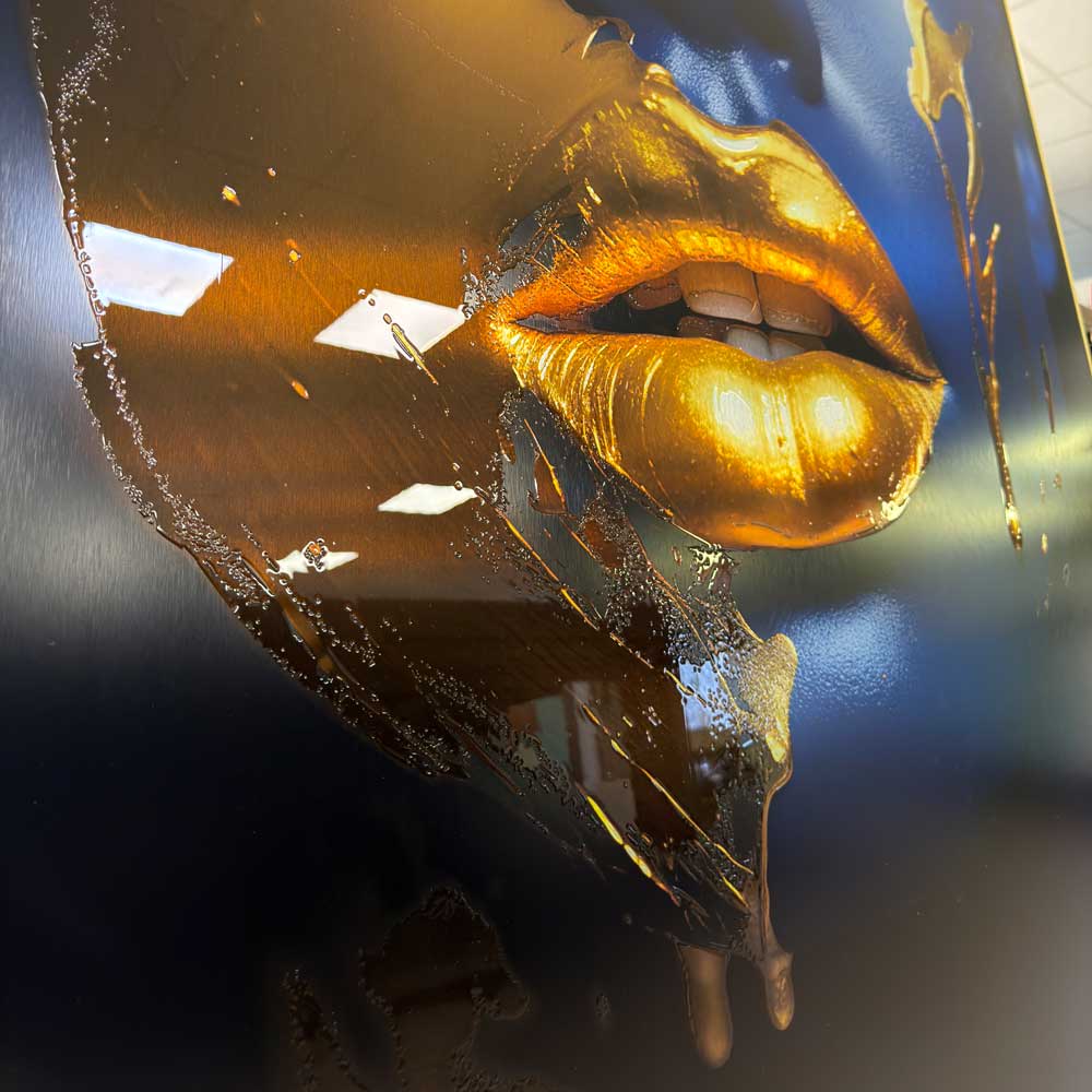 Safyro Moteris – Aliuminio Paveikslas Su Laku