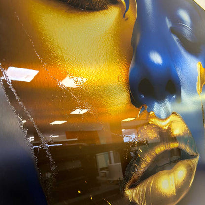 Safyro Moteris – Aliuminio Paveikslas Su Laku