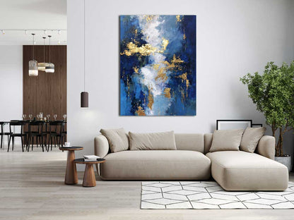 Mėlynas paveikslas su aukso potėpiais ant sienos