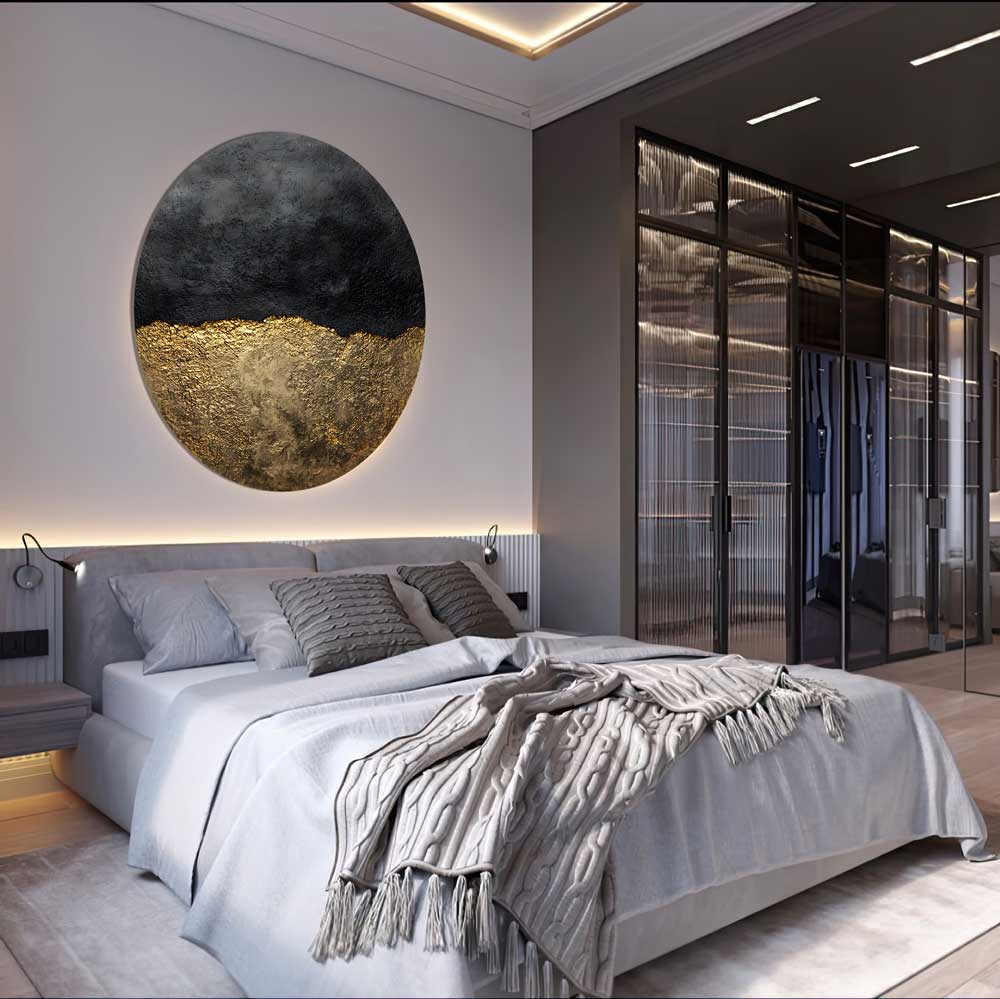 Round aluminum wall art with gold texture displayed above bed, Apvalus aliuminio paveikslas su aukso detalėmis moderniame miegamajame