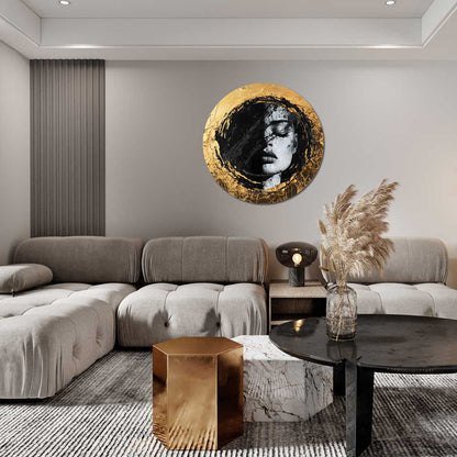 Apvalus paveikslas su auksiniu akcentu šviesioje erdvėje ; Round aluminum artwork with gold accents in bright modern space