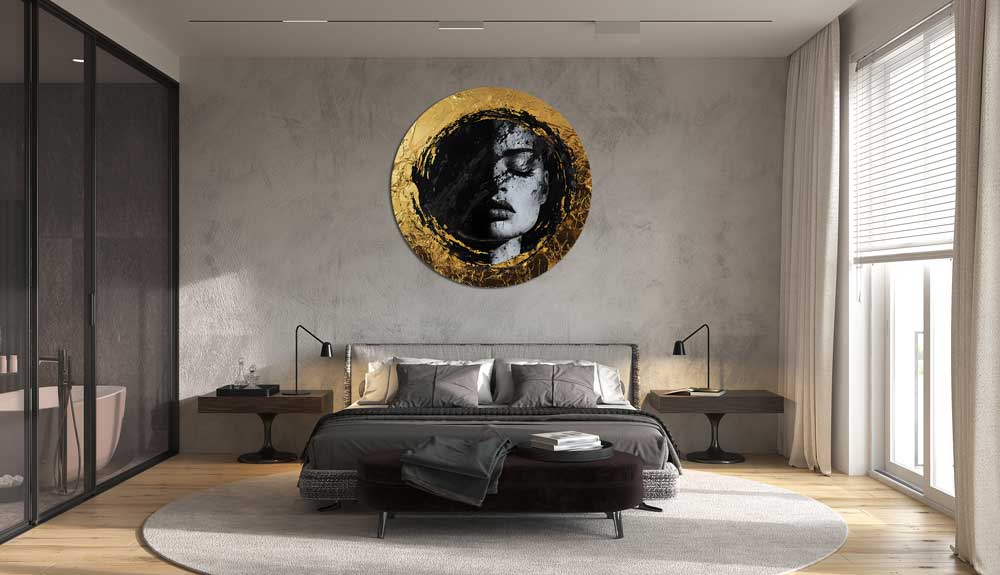 Apvalus aliuminio paveikslas su portretu kabantis virš sofos ; Round portrait aluminum wall art displayed above sofa