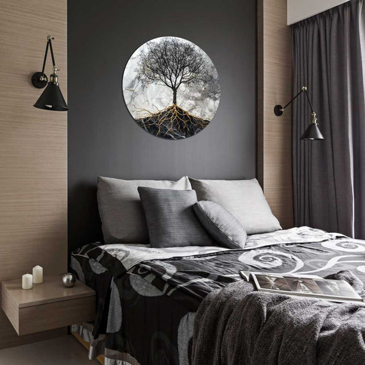 Paveikslas su medžiu ir auksinėmis šaknimis šviesiame interjere ; Round aluminum artwork with tree and gold roots in bright bedroom