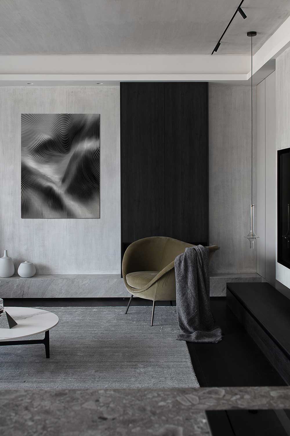 Minimalistinis sidabrinis paveikslas kabantis tamsiame kambaryje ; Minimal silver wall art hanging in contemporary dark interior