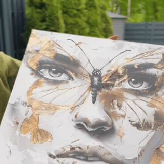 Drobės paveikslas su moterimi ir drugeliais kabantis modernioje svetainėje ;  Woman and butterfly canvas artwork displayed in modern living room