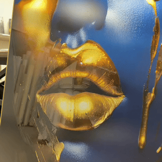 Safyro Moteris – Aliuminio Paveikslas Su Laku